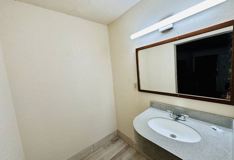 مُتل Economy Inn