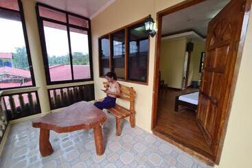 پانسیون La Familia Guest House