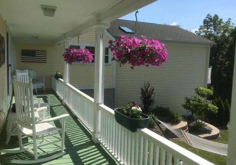 تختخواب و صبحانه Ballard House Inn