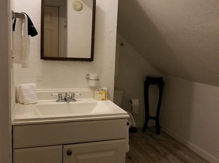 مبيت وإفطار Lily Creek Lodge