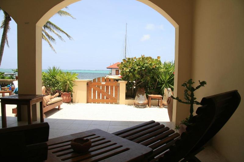 בית מלון כפרי The Palms Oceanfront Suites