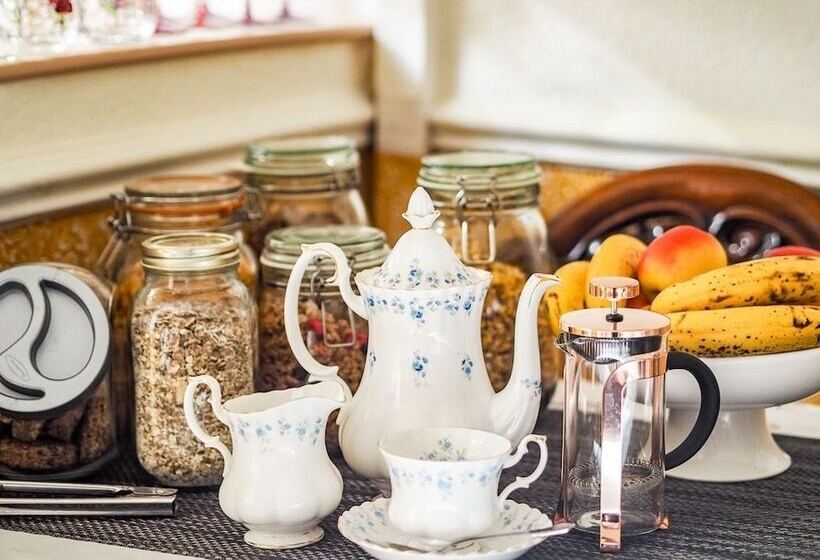 بنسيون Tall Storeys