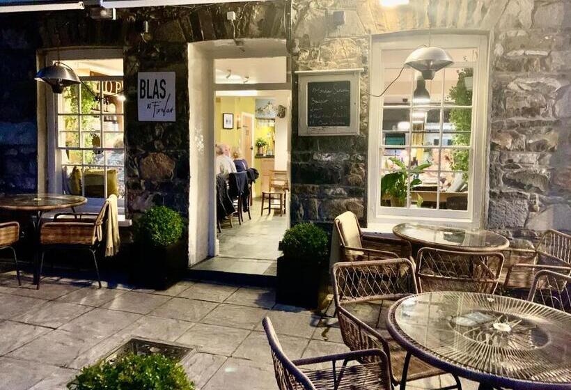 تختخواب و صبحانه Blas At Fronlas Café   The Heart Of Newport