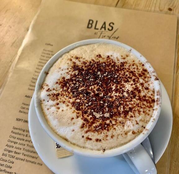 تختخواب و صبحانه Blas At Fronlas Café   The Heart Of Newport
