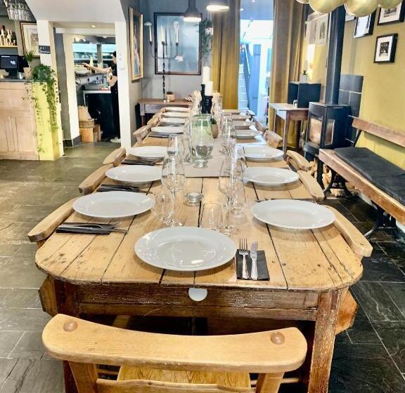 تختخواب و صبحانه Blas At Fronlas Café   The Heart Of Newport
