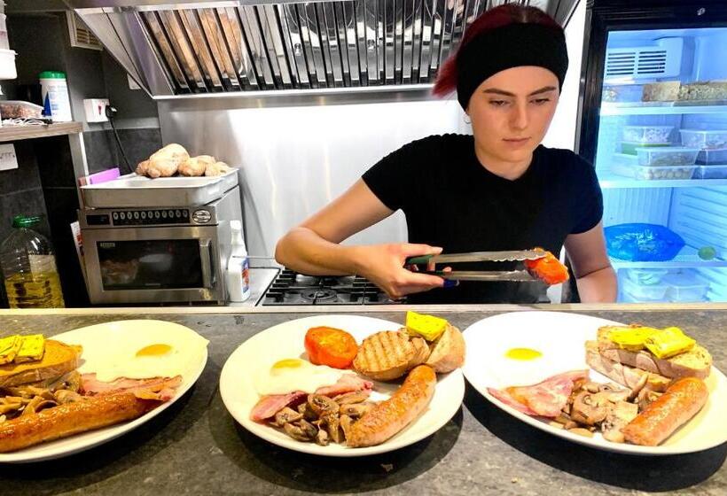 تختخواب و صبحانه Blas At Fronlas Café   The Heart Of Newport