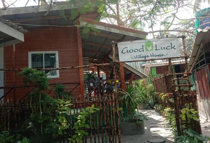 تختخواب و صبحانه Goodluck Village House