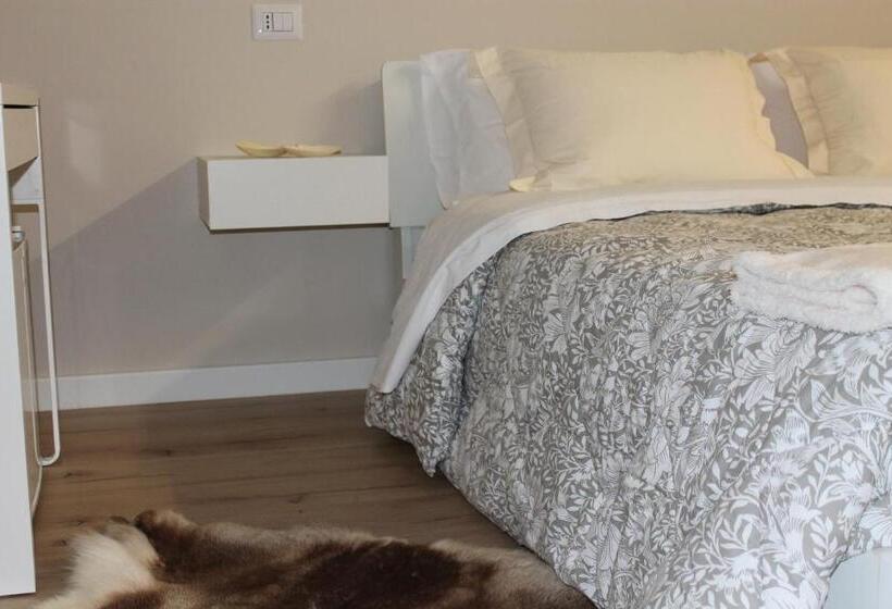 تختخواب و صبحانه Room 369