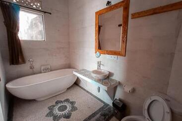 استراحتگاه Kalimaja Amed Villa