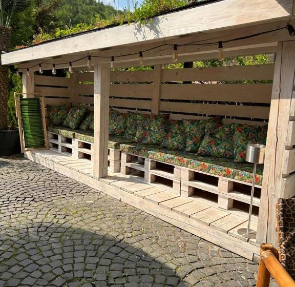 تختخواب و صبحانه Safari House   Wisła