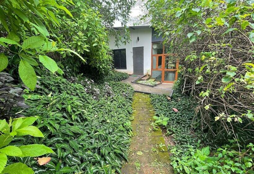호텔 The Homecoming Farmstay Karjat
