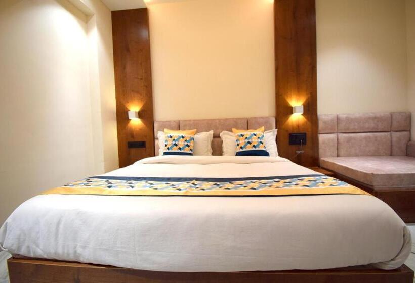 The Sky Imperial Hotel Sugam   10 Meters From Shrinathji Temple