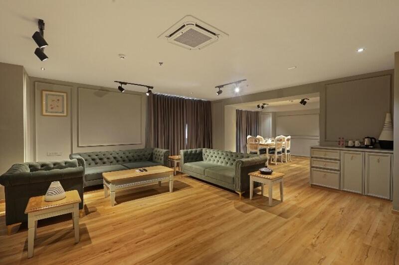 Sunday Hotel Vadodara