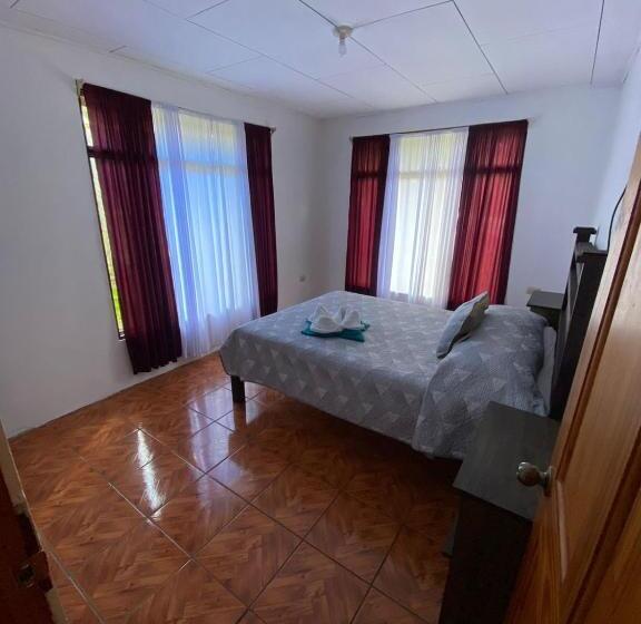تختخواب و صبحانه Twin Palms Lodge