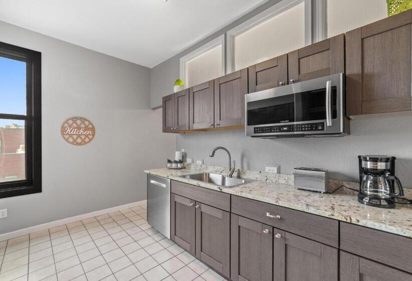 Отель Modern Condo Inside The Historic St Regis