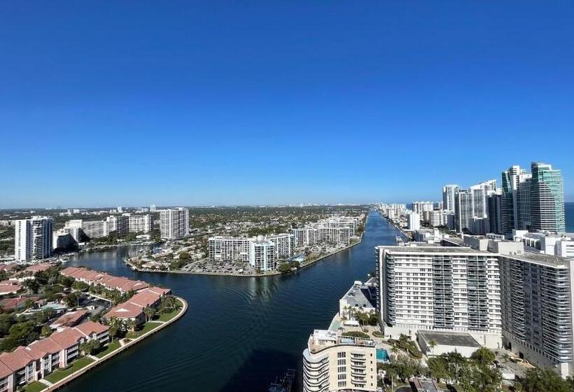 Hyde Beach House Lux Apartment