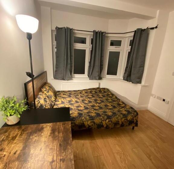 Пансион 4 Wharncliffe Drive
