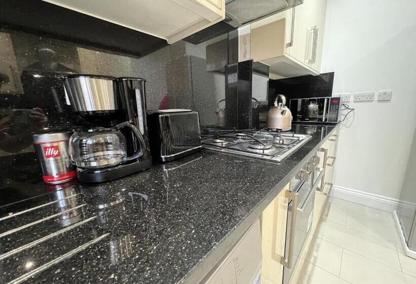 Пансион 4 Wharncliffe Drive