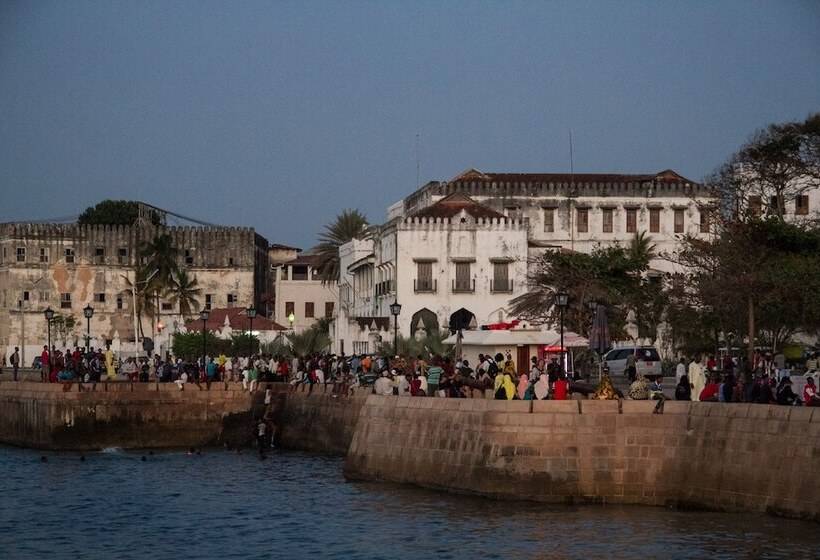 تختخواب و صبحانه La Neisha Hotel Zanzibar