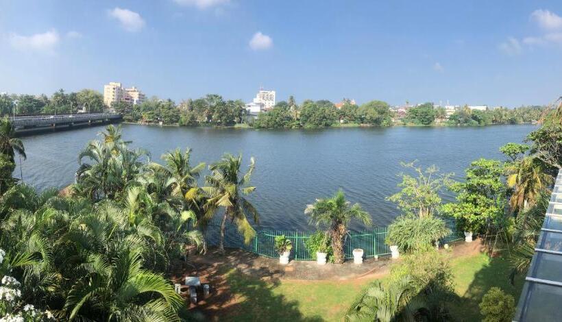 酒店 Amani Lake Resort