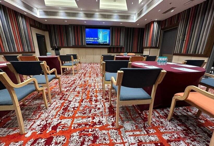 هتل Holiday Inn Express & Suites Jaipur Gopalpura