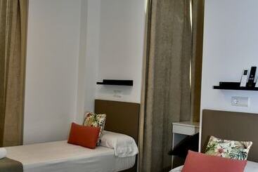 هتل Hostal Garden Rous