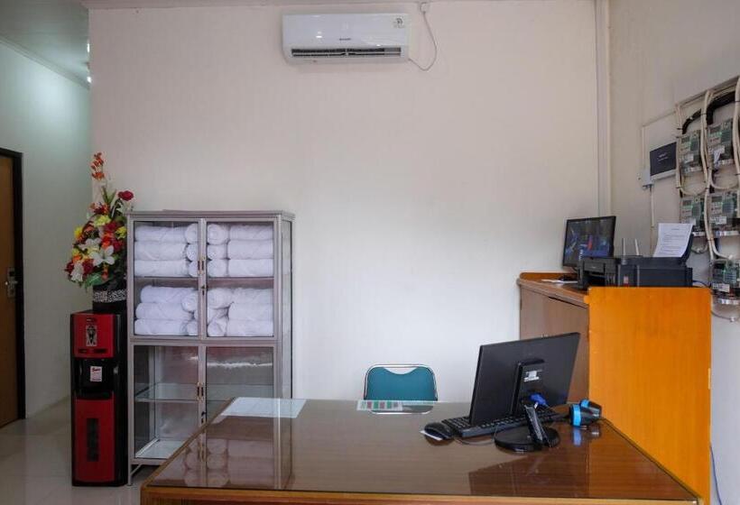 هتل Reddoorz Near Alun Alun Magelang 2