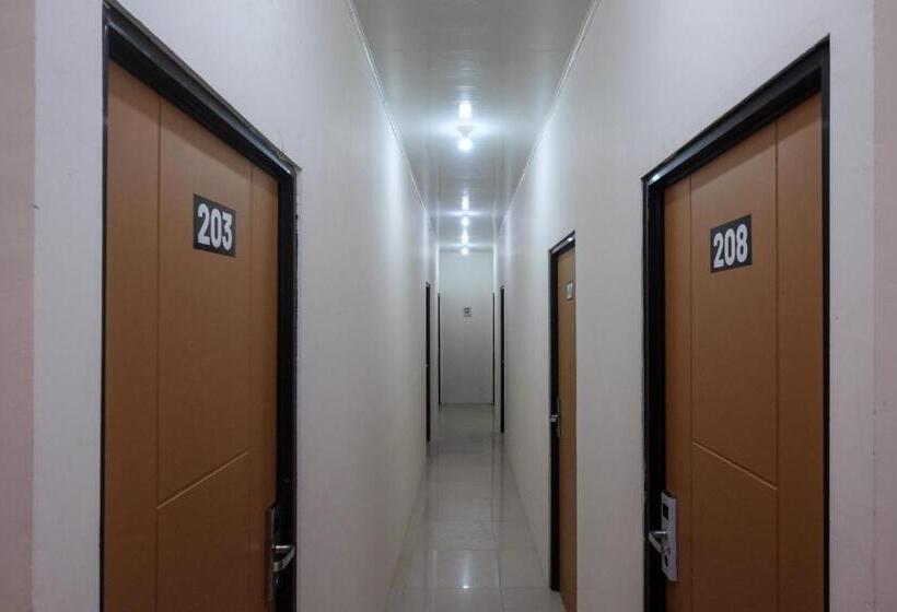 هتل Reddoorz Near Alun Alun Magelang 2