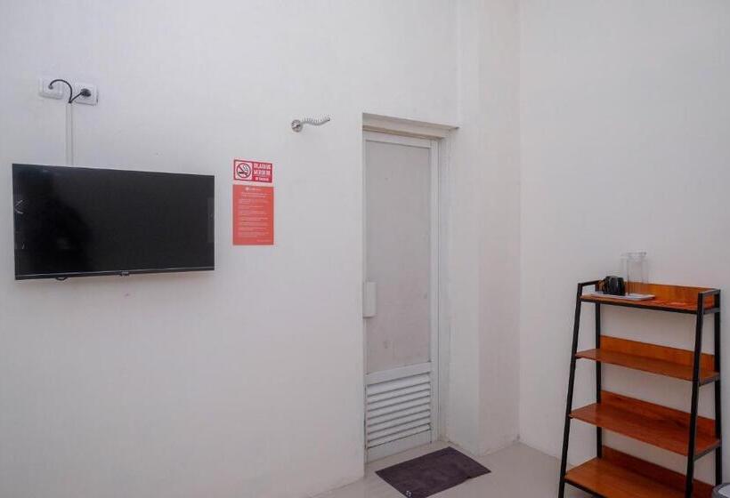 هتل Reddoorz Near Alun Alun Magelang 2