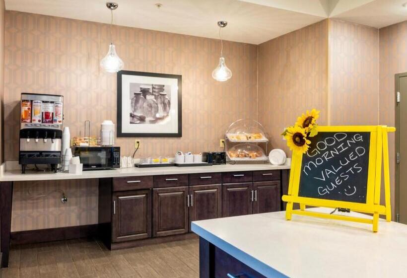 فندق Flag Point Inn And Suites Pratt By Fairbridge