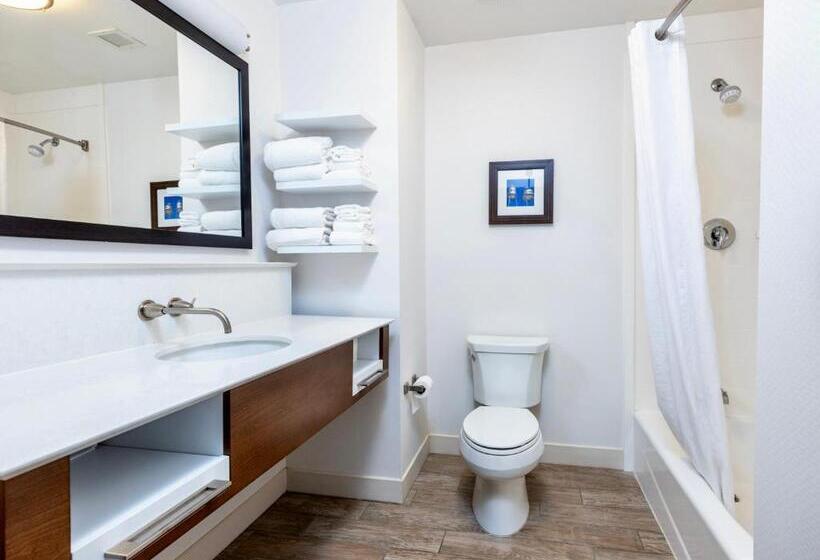 فندق Flag Point Inn And Suites Pratt By Fairbridge