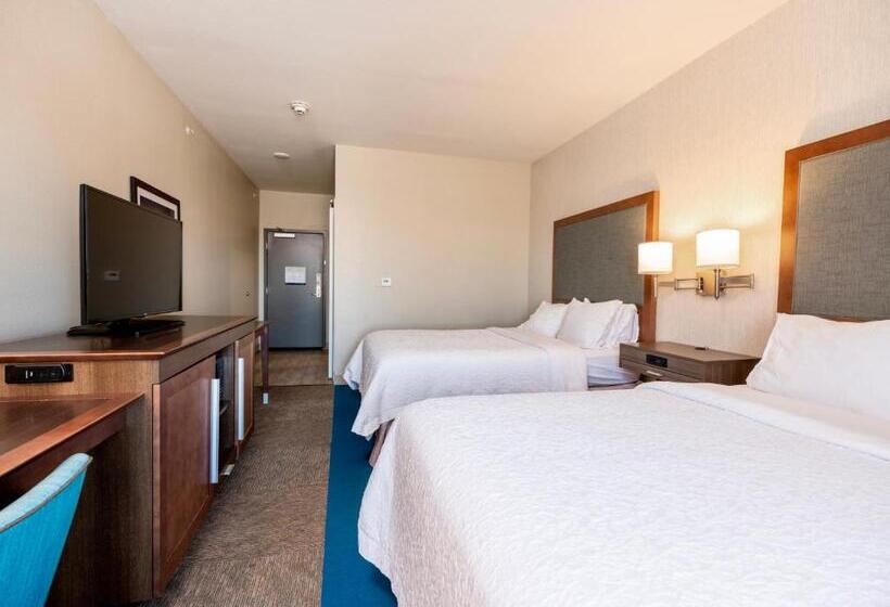 فندق Flag Point Inn And Suites Pratt By Fairbridge