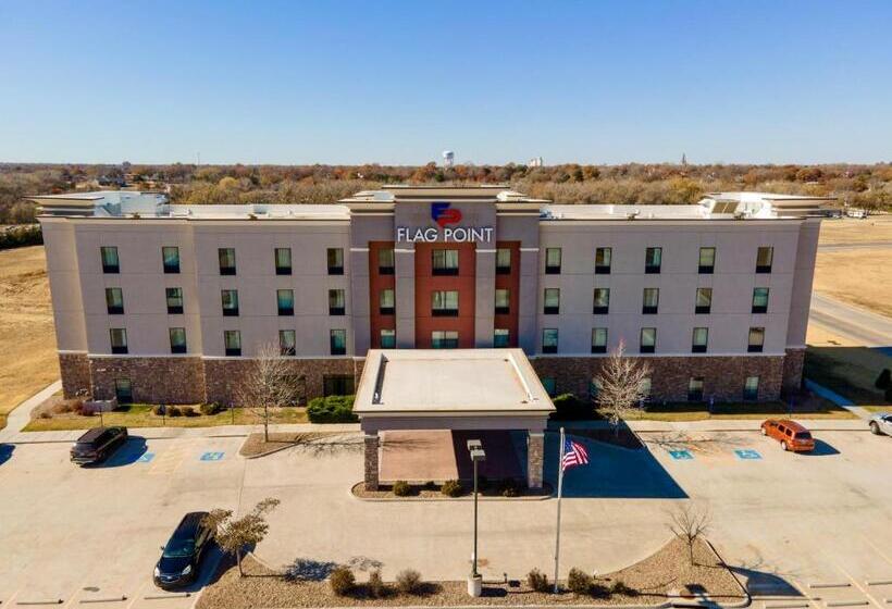 فندق Flag Point Inn And Suites Pratt By Fairbridge