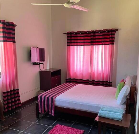 בית מלון כפרי Reef Bungalow