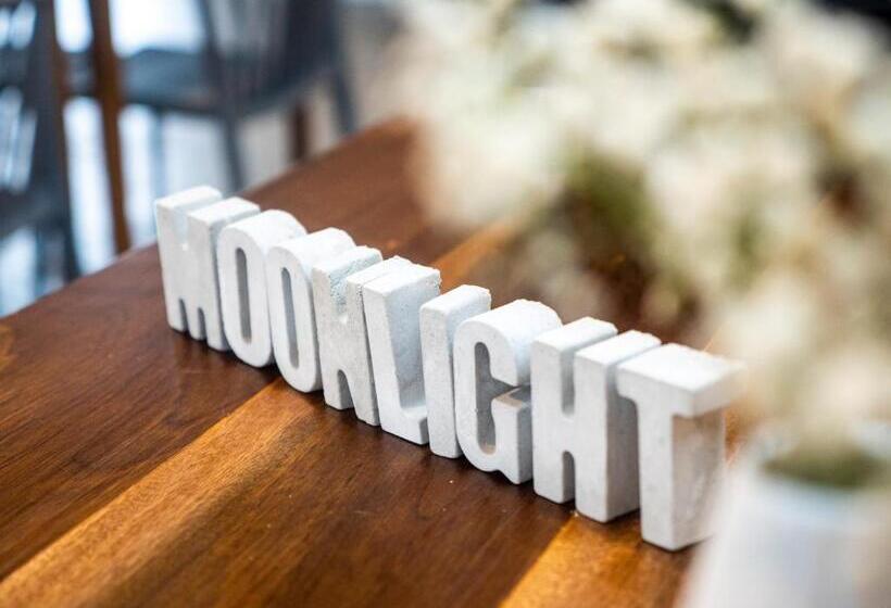 هتل Moonlight Cafe And