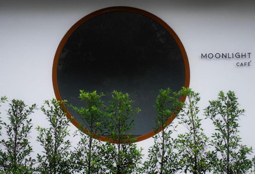 هتل Moonlight Cafe And