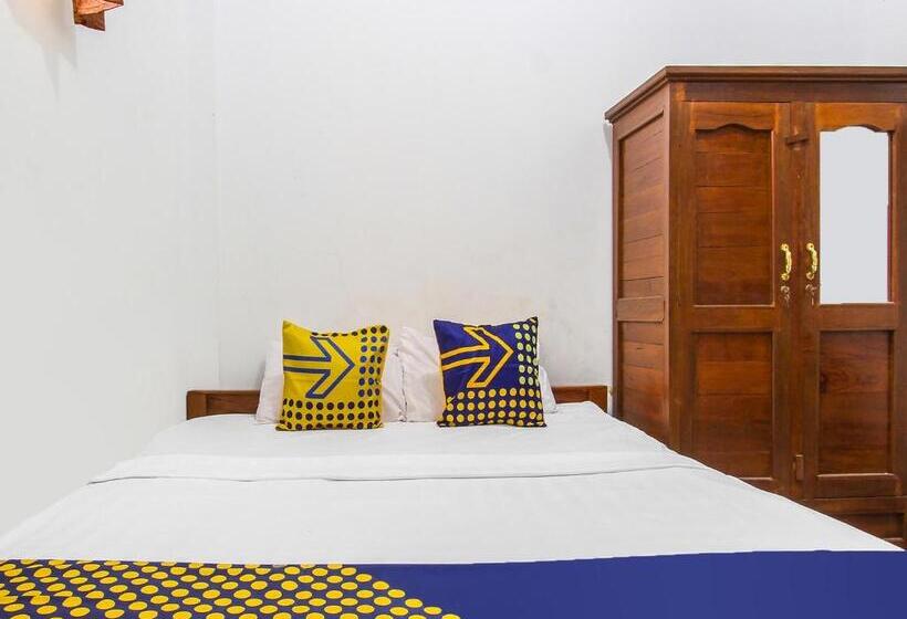فندق Spot On 91935 Hellena Guesthouse