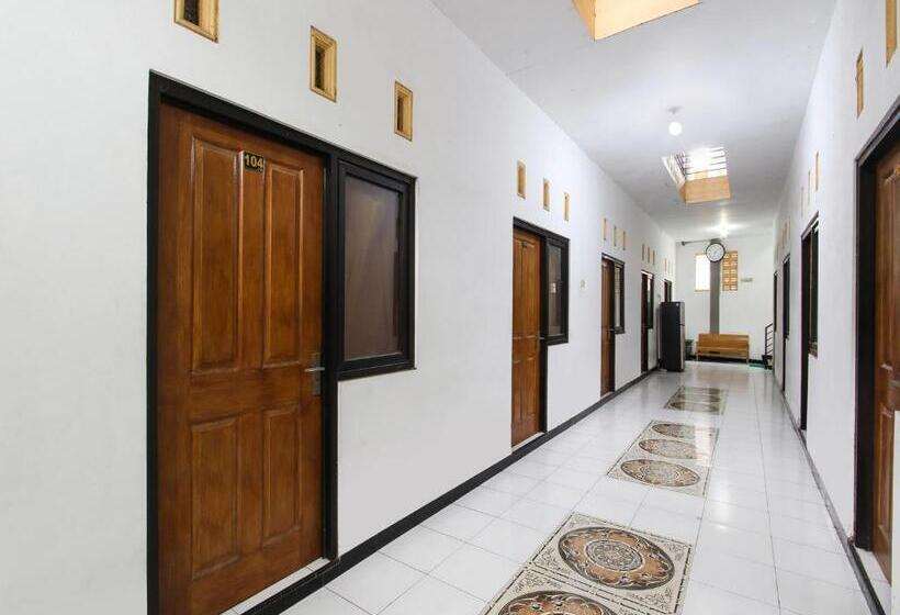 فندق Spot On 91935 Hellena Guesthouse