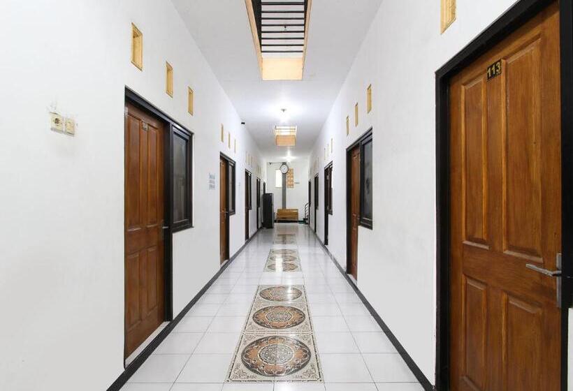 فندق Spot On 91935 Hellena Guesthouse
