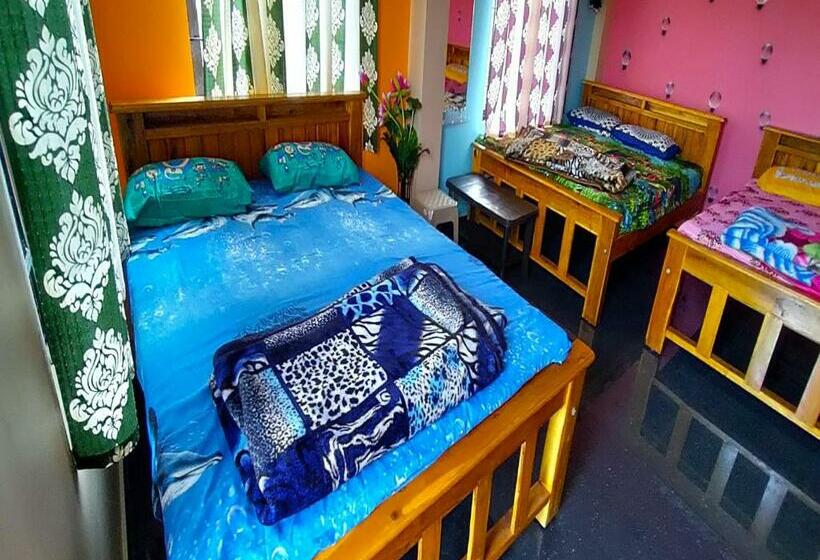 ホテル Staymaker Roopa Lodge