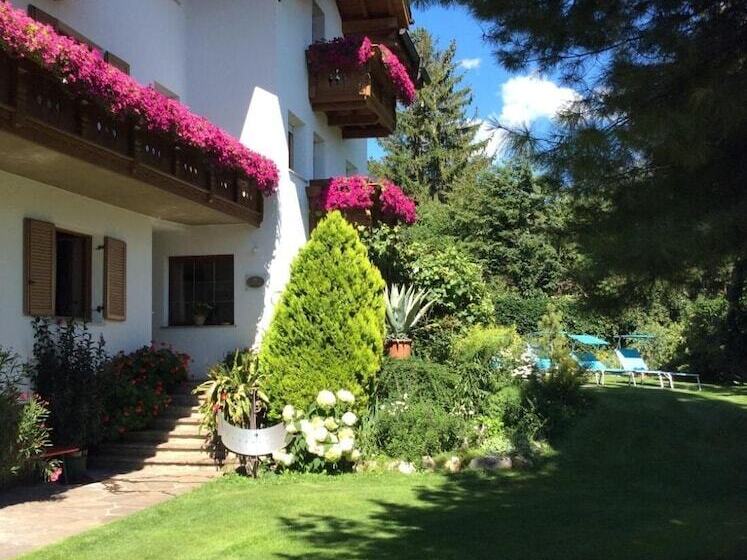Bed and Breakfast Beautiful Residence Klementhof With Garden And A Seasonal Outdoor Pool