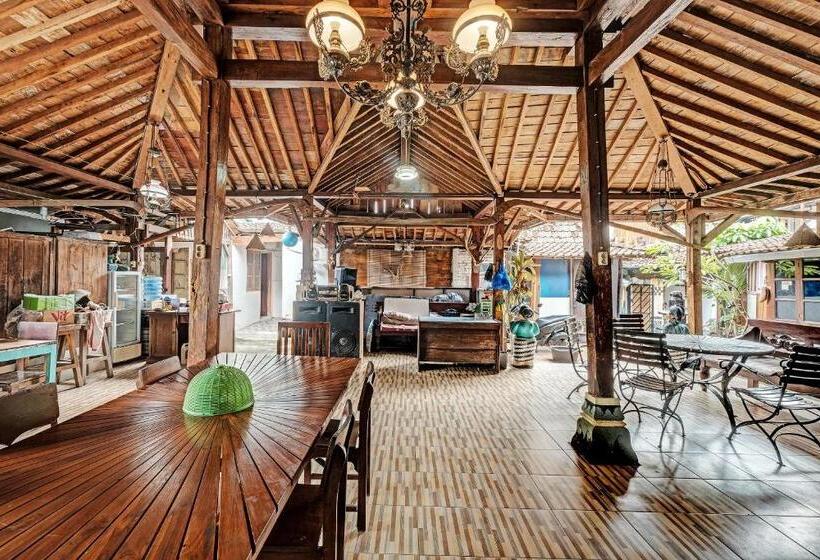 هتل Spot On 91916 Joglo Doyong Homestay Syariah