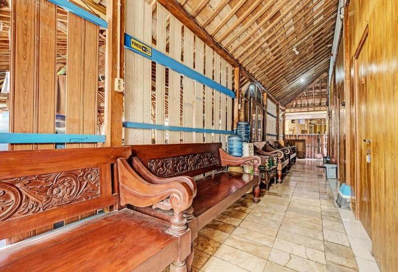 هتل Spot On 91916 Joglo Doyong Homestay Syariah