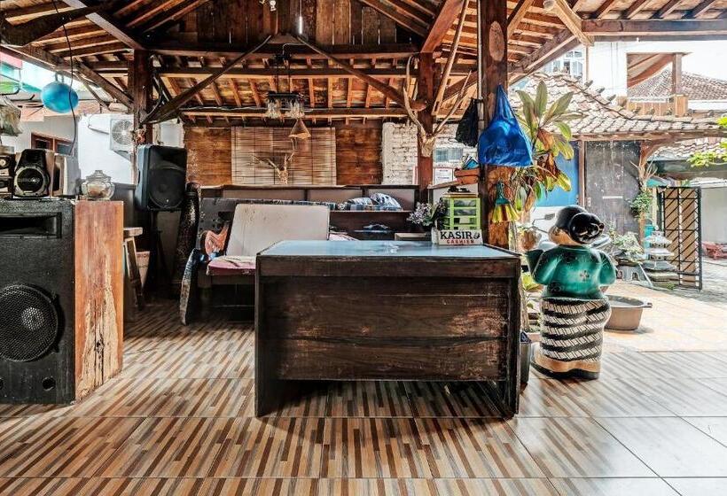 هتل Spot On 91916 Joglo Doyong Homestay Syariah