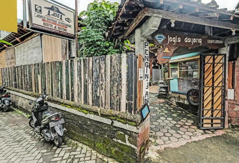 هتل Spot On 91916 Joglo Doyong Homestay Syariah