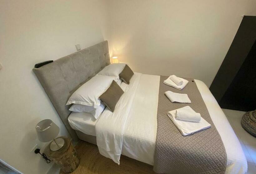 تختخواب و صبحانه Galinicafe22 Suites