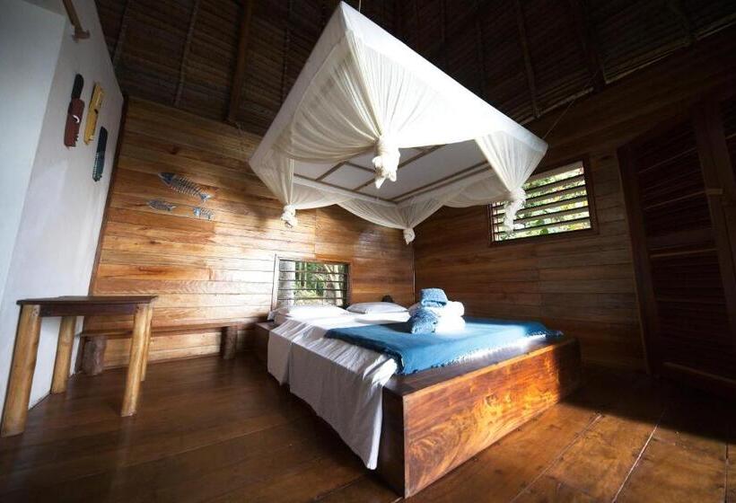 تختخواب و صبحانه Nosy Komba Lodge
