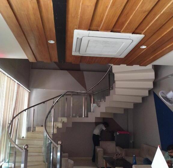 فندق Megha Inn