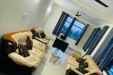 هتل Oyo 70227 Basera Residency
