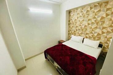 هتل Oyo 70227 Basera Residency